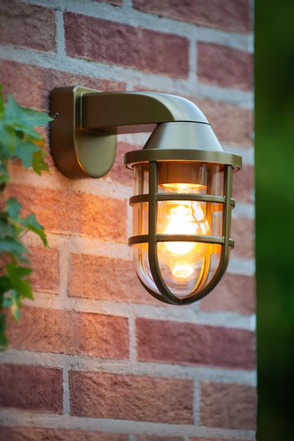Lucide LEWIS - Wandlamp Buiten - 1xE27 - IP44 - Mat Goud / Messing - sfeer 2
